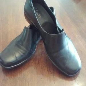 CLARKS Black Leather 9M